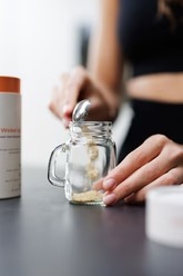 Scoop poeder in het shotglaasje