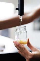 Shake het poeder met water